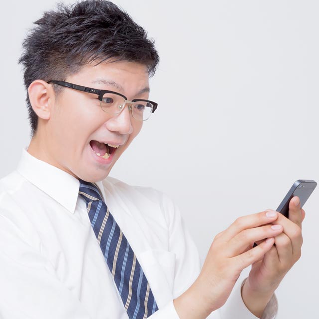 転職先が見つかって喜ぶ男性