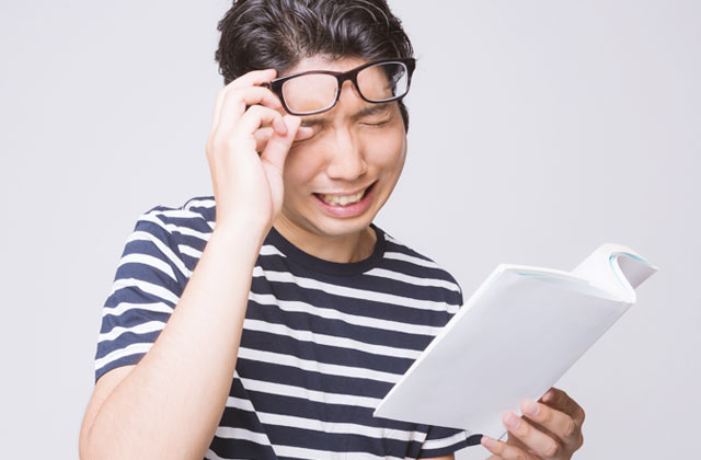 本を読んでなく男性