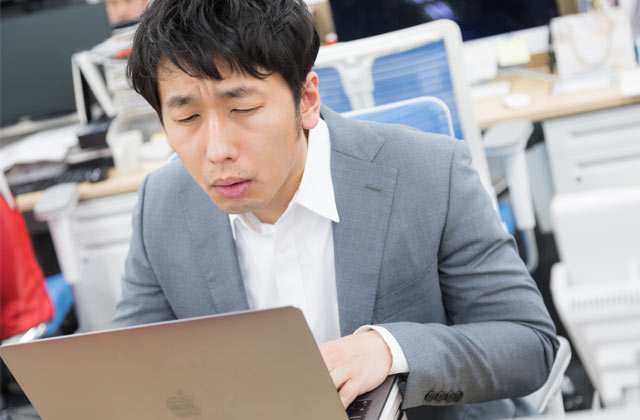 形式の違うファイルに戸惑う男性