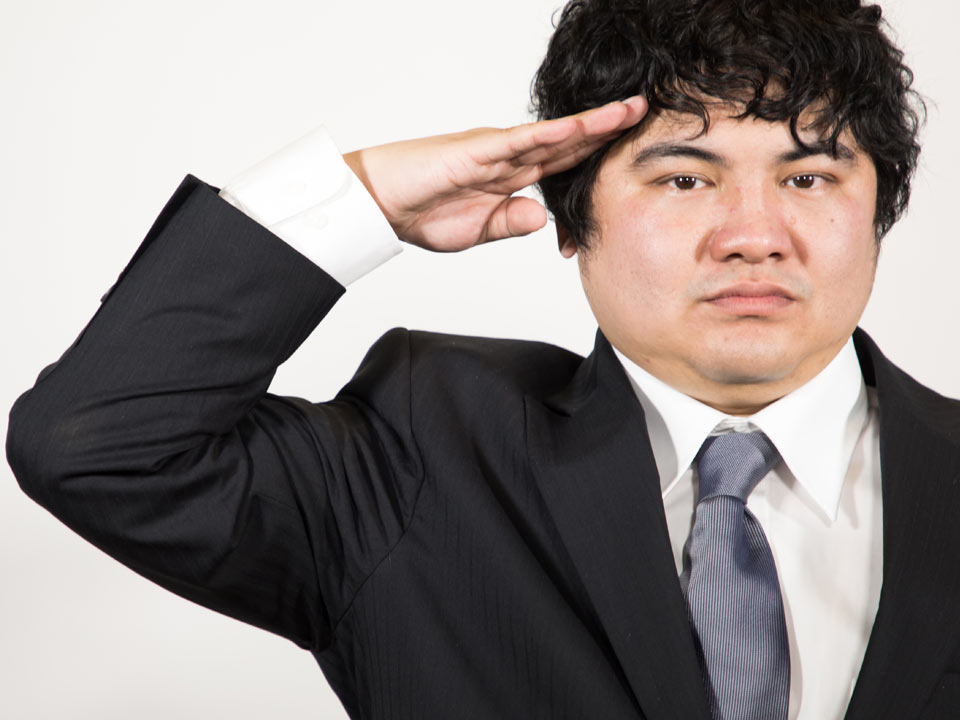 ポジションを任され敬礼する男性
