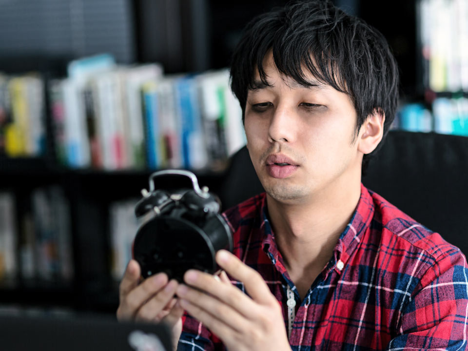 サービス残業で疲れた男性