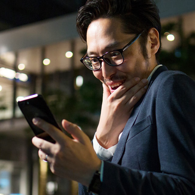 他社の求人を見てニンマリする男性
