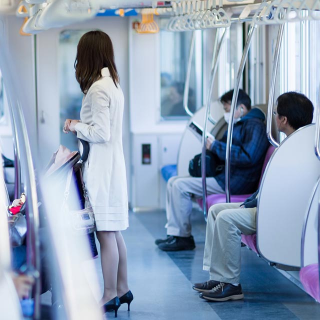 通勤電車に乗る女性