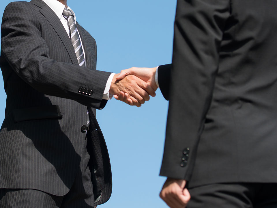 握手するビジネスマンの画像