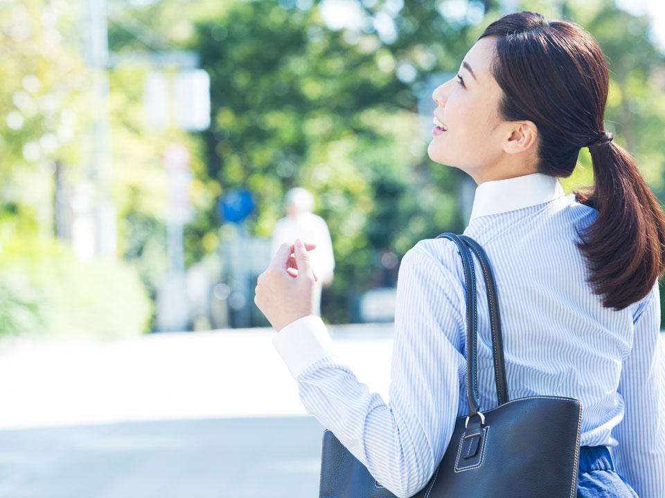 転職して楽しそうに働く女性